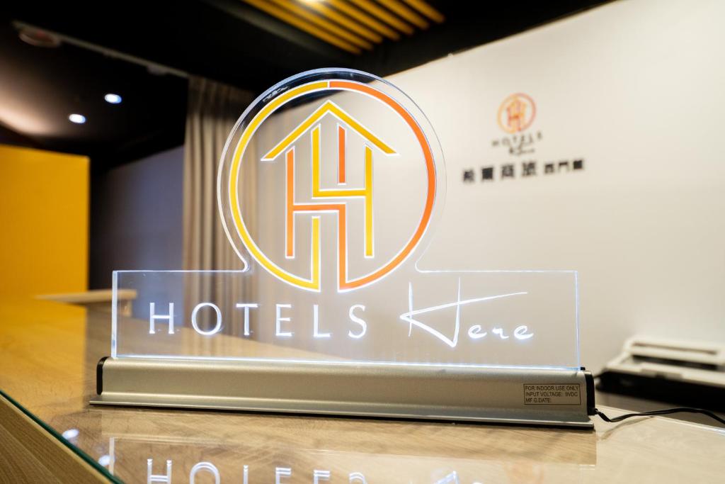 台北的住宿－希爾商旅-西門館，一张桌子上标有酒店标志