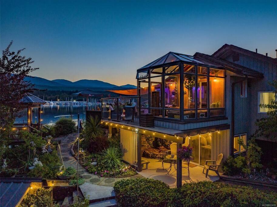 Trails End Beach House suite with hot tub and beach bedroom cabin