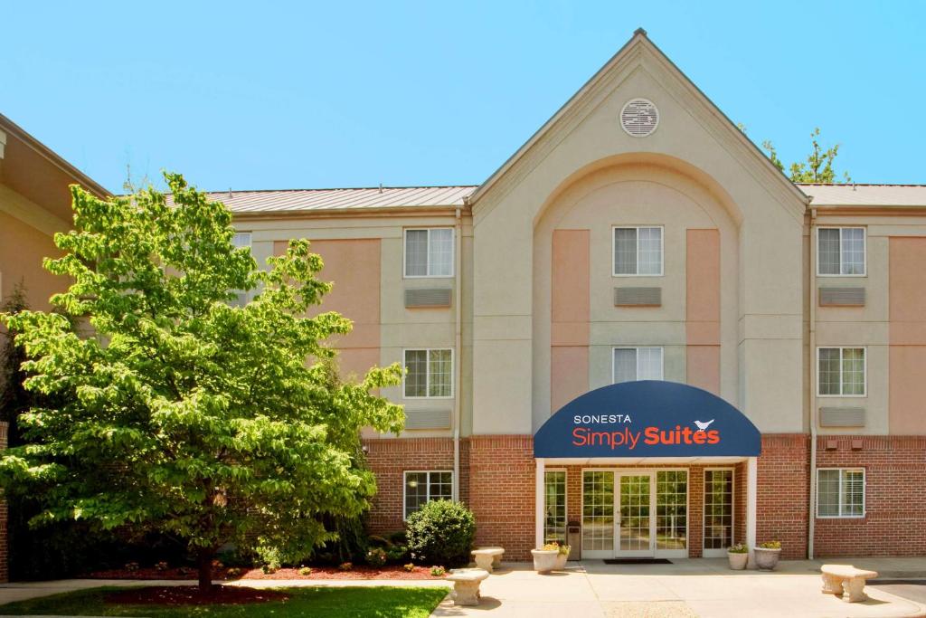 um edifício com um sinal que lê suites sinergia em Sonesta Simply Suites Hampton em Hampton