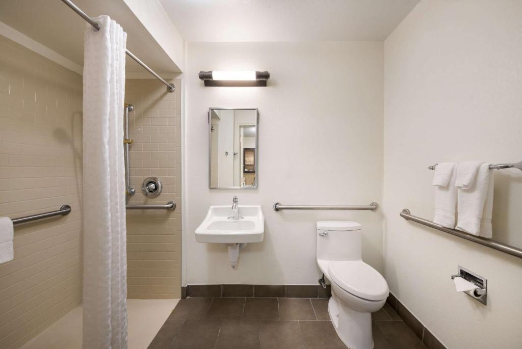 Sonesta Simply Suites Hampton photo