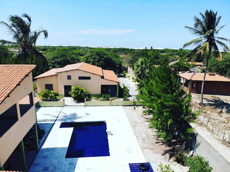 - une vue aérienne sur une maison avec une piscine dans l'établissement Casa do sossego, à Jericoacoara