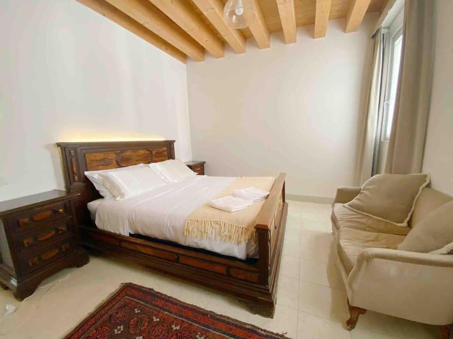威尼斯的住宿－Magnolia Apartment, easy for family，一间卧室配有一张床、一张沙发和一把椅子