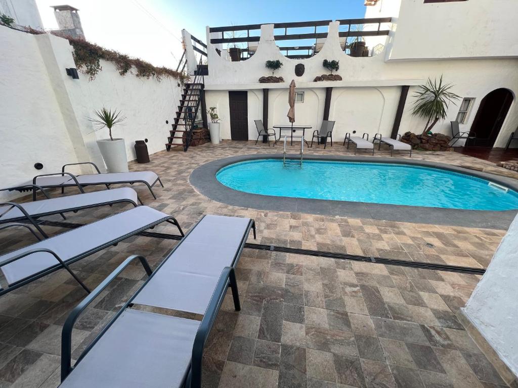 Bazén v ubytování Hotel Lujan nebo v jeho okolí