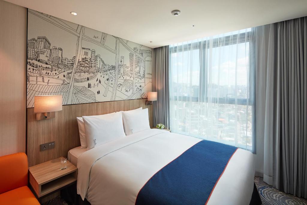 Cama ou camas em um quarto em Holiday Inn Express Seoul Hongdae by IHG