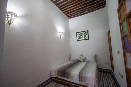 Postel nebo postele na pokoji v ubytování Dar Miouda Fes