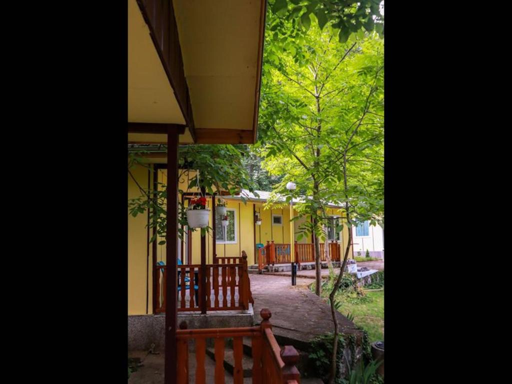 Kamenaにある23 persons Bungalow in nice complex for familyの黄色い家