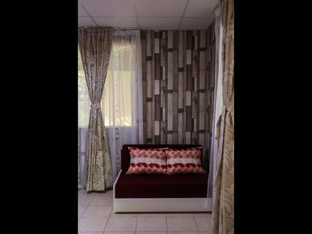 Kamenaにある23 persons Bungalow in nice complex for familyの窓のある部屋(カーテン付きのソファ付)