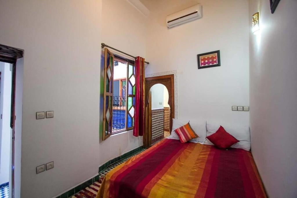 Postel nebo postele na pokoji v ubytování Dar Miouda Fes