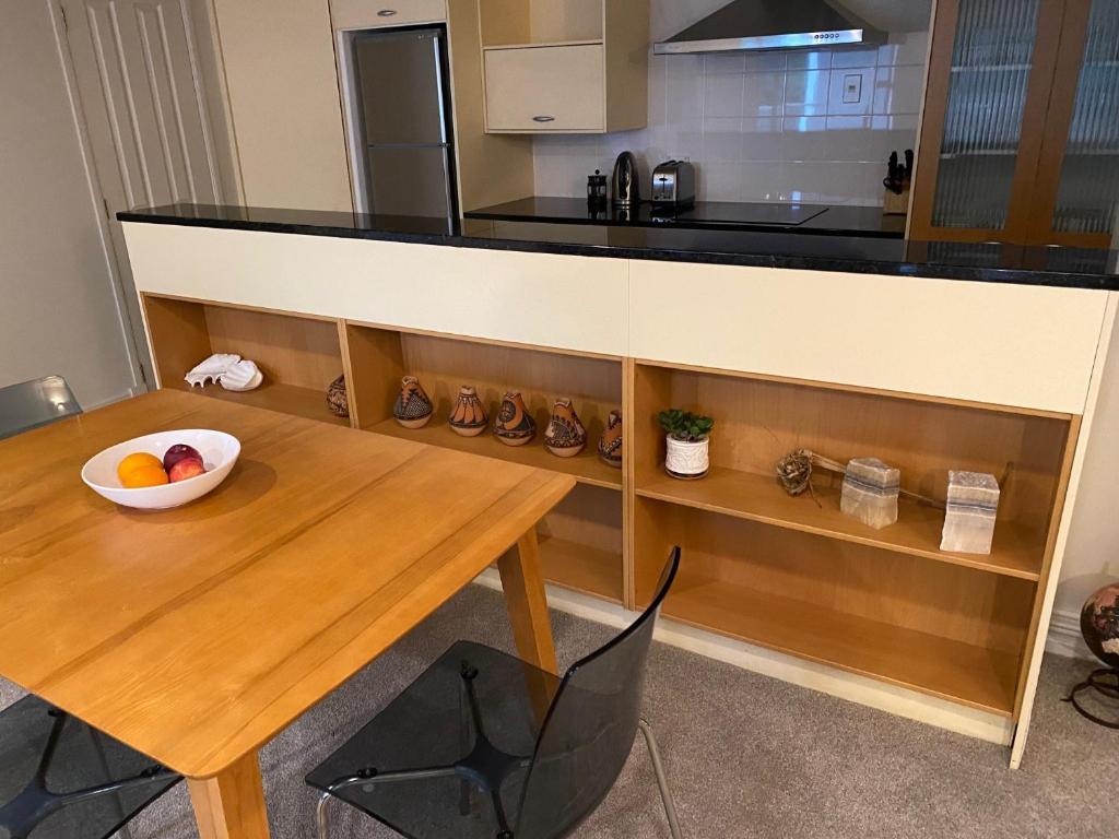 Kuchyň nebo kuchyňský kout v ubytování West End Precinct 2 Bedroom Apartment close to walkway and ocean