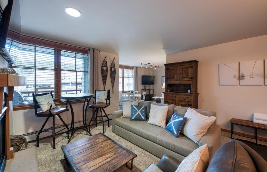 Lovely Zephyr Mountain Lodge Condo with Cozy Alcove Close to Mountain