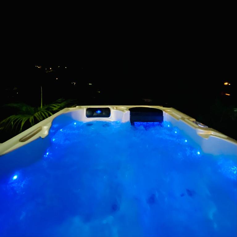 Bazén v ubytování Ti karet - Charmant logement avec Jacuzzi et vue mer nebo v jeho okolí