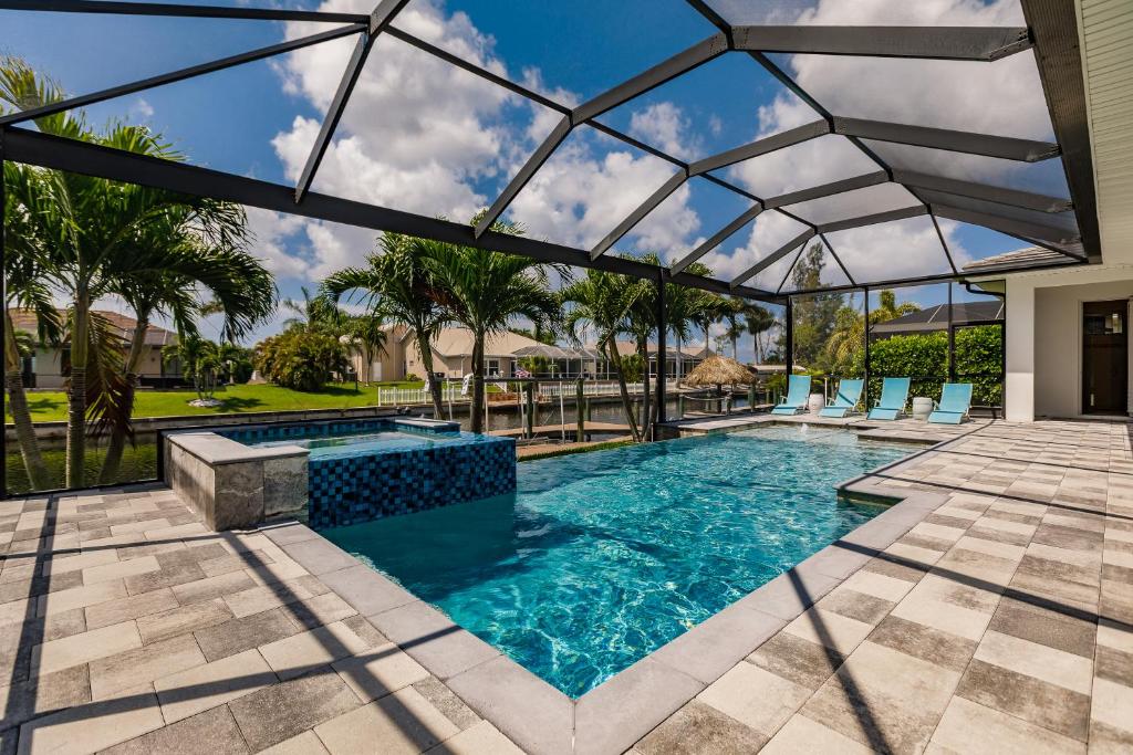 una imagen de una piscina con pérgola en Villa Aviator, en Cabo Coral