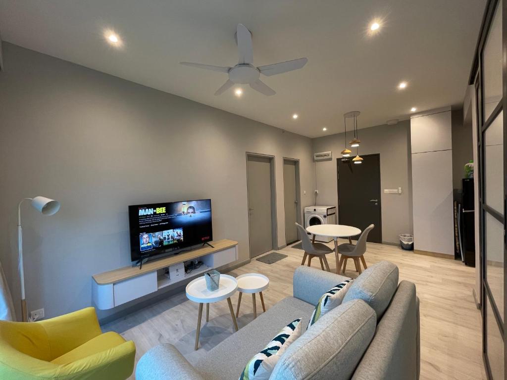 salon z kanapą i telewizorem w obiekcie MiStay 4-5PAX Luxury Suite Apartments w mieście Kota Kinabalu