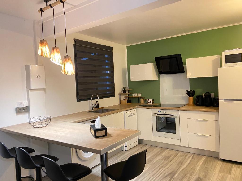 Kuchyň nebo kuchyňský kout v ubytování Ti karet - Charmant logement avec Jacuzzi et vue mer