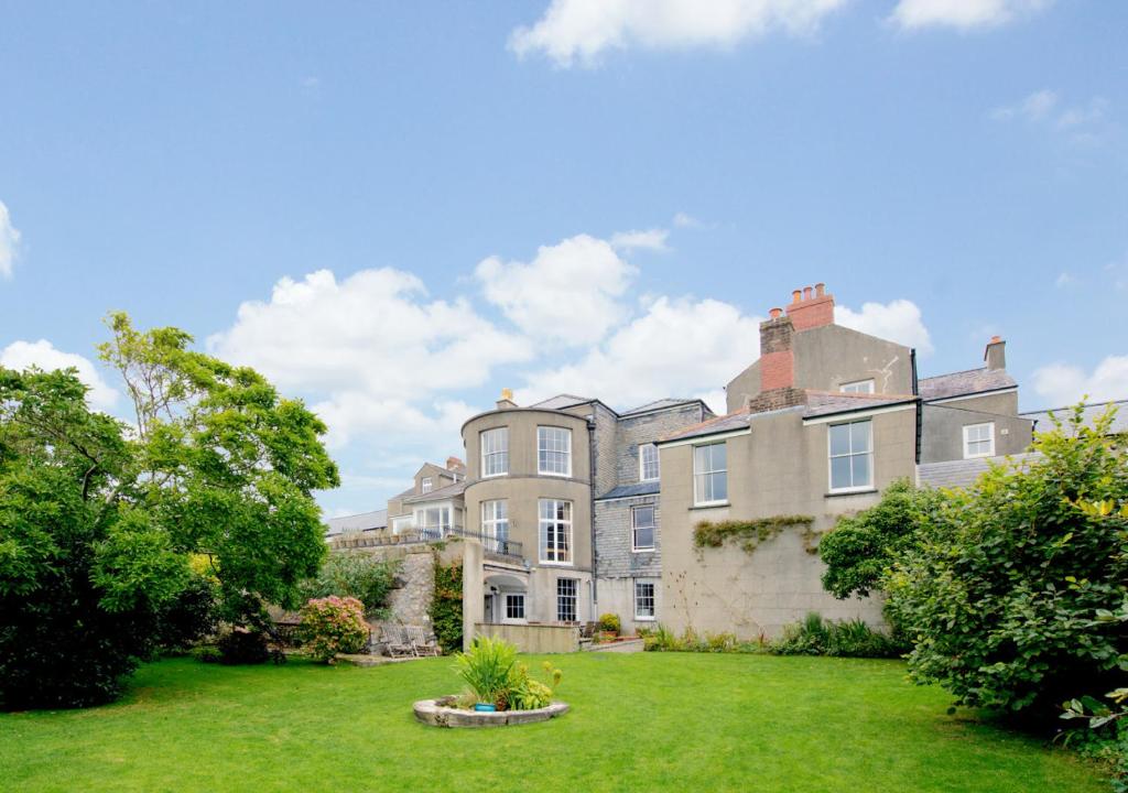 una imagen de una casa grande con patio en Clynderwen House en Pembroke