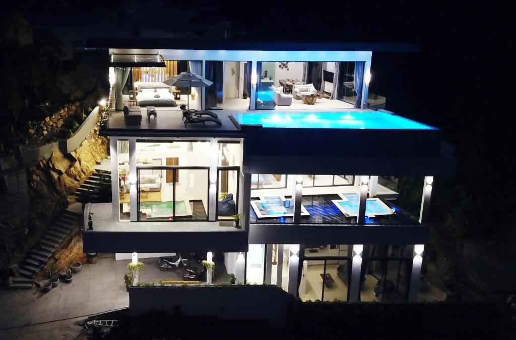 una vista aérea de una casa con piscina en Magic suites, en Choeng Mon Beach