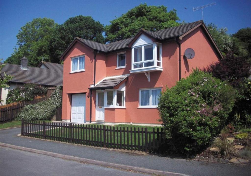 Oaklands, Saundersfoot (updated prices 2024)