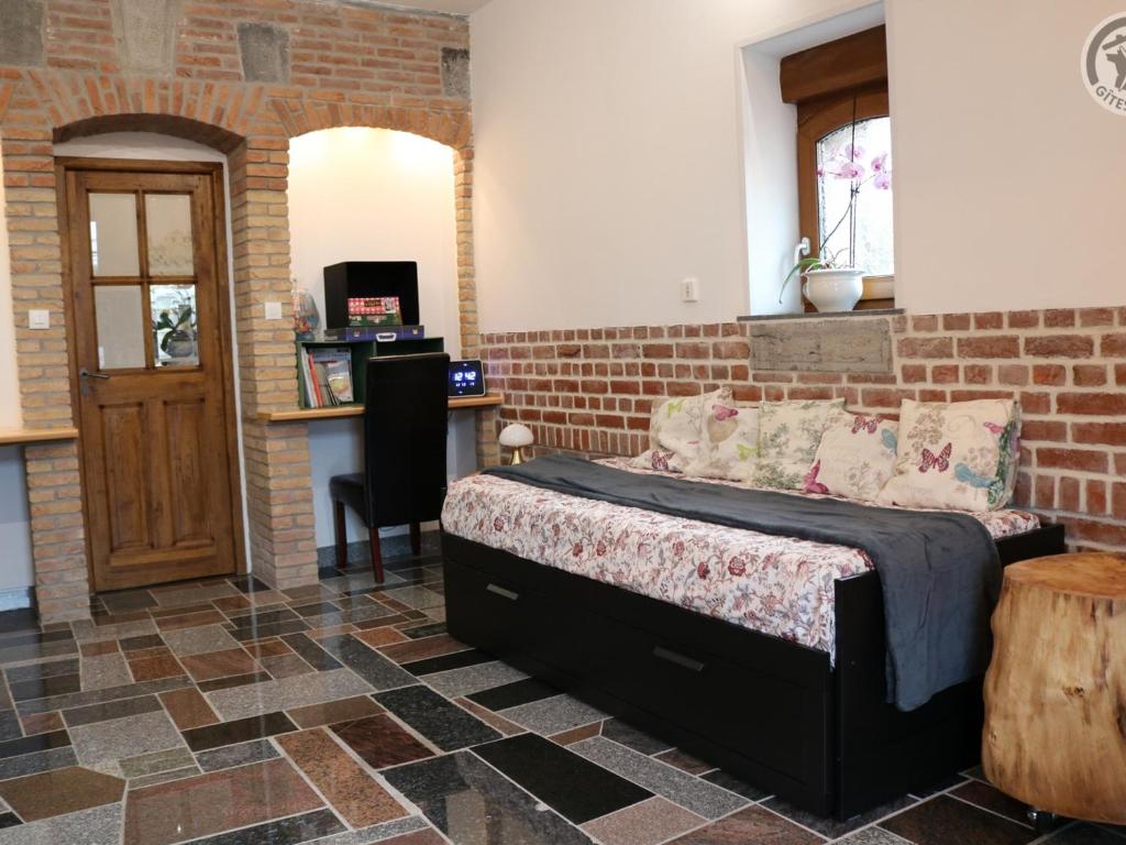 Posteľ alebo postele v izbe v ubytovaní Gîte typique Avesnois, familial avec terrasse, proche forêt et activités locales - FR-1-510-177