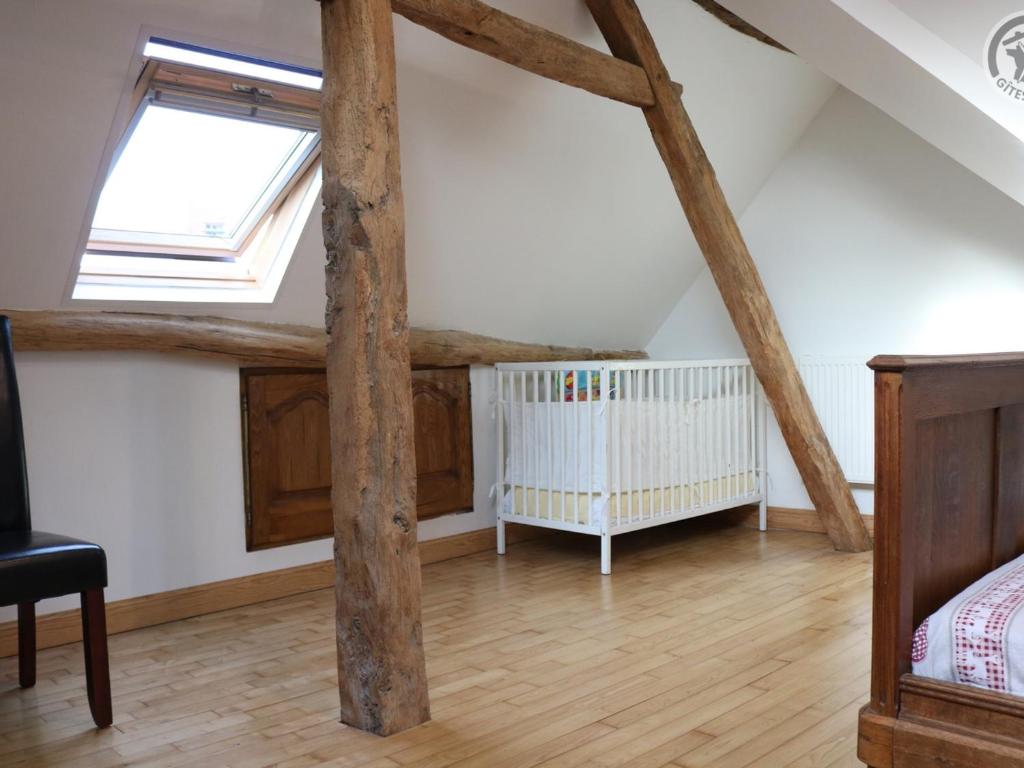 Posteľ alebo postele v izbe v ubytovaní Gîte typique Avesnois, familial avec terrasse, proche forêt et activités locales - FR-1-510-177