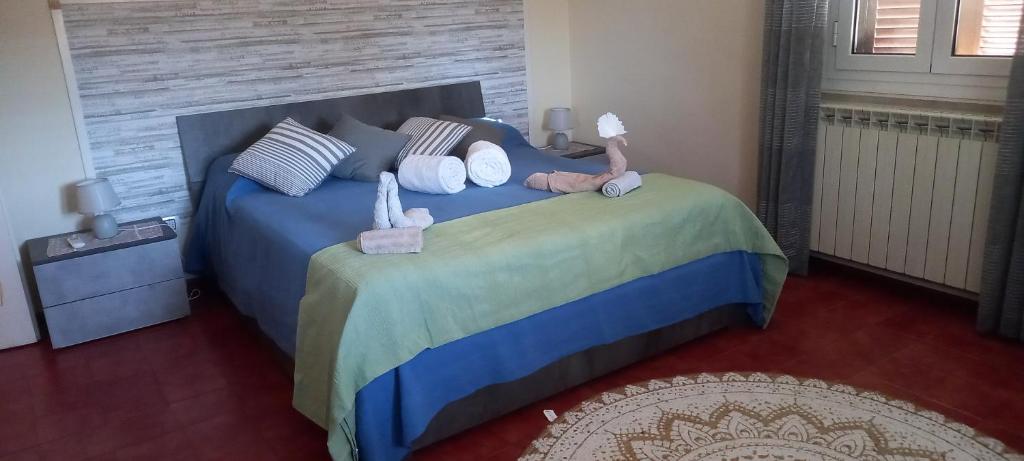 una camera da letto con un letto con sopra degli animali di peluche di Casa Adelaide vicino al mare,uscita Ancona Sud ad Ancona
