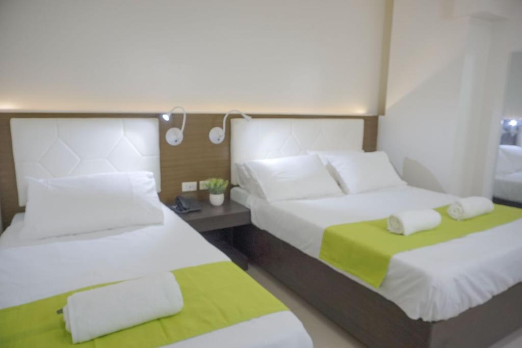 Postel nebo postele na pokoji v ubytování Benrose Hotel