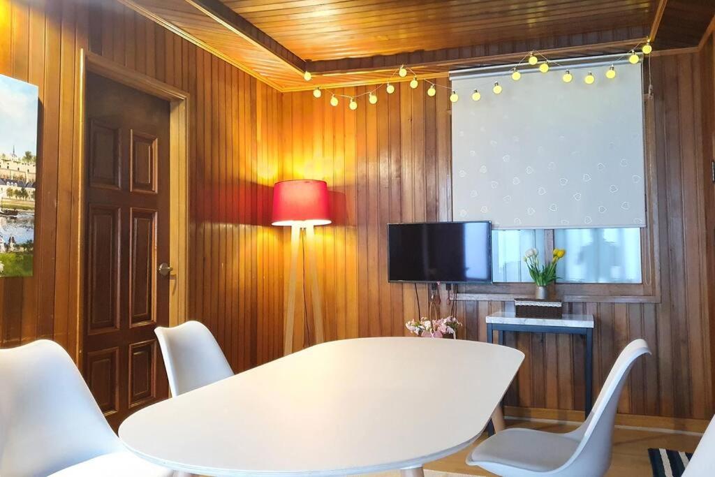 a white table and chairs in a room at JJ House Gwangan Beach 드론쇼 매주토요일8시10시 in Busan
