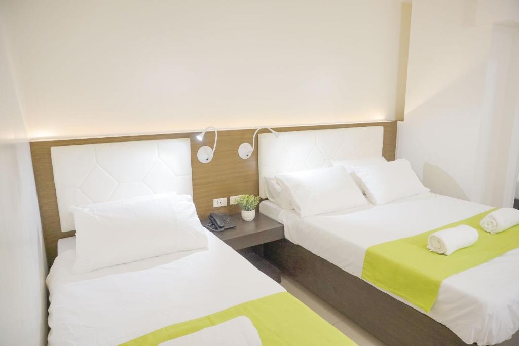 Postel nebo postele na pokoji v ubytování Benrose Hotel