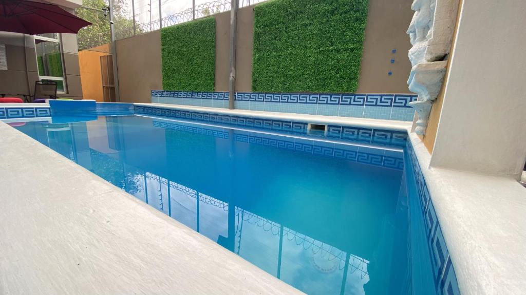 una piscina con acqua blu in un edificio di Real Guanacaste a San Pedro Sula