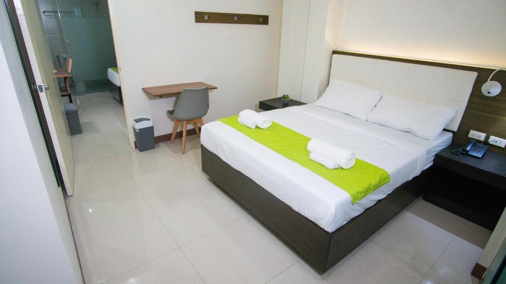 Postel nebo postele na pokoji v ubytování Benrose Hotel