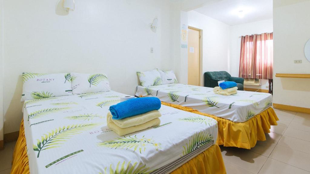 Golden Sunrise Hotel II by RedDoorz - Family Room