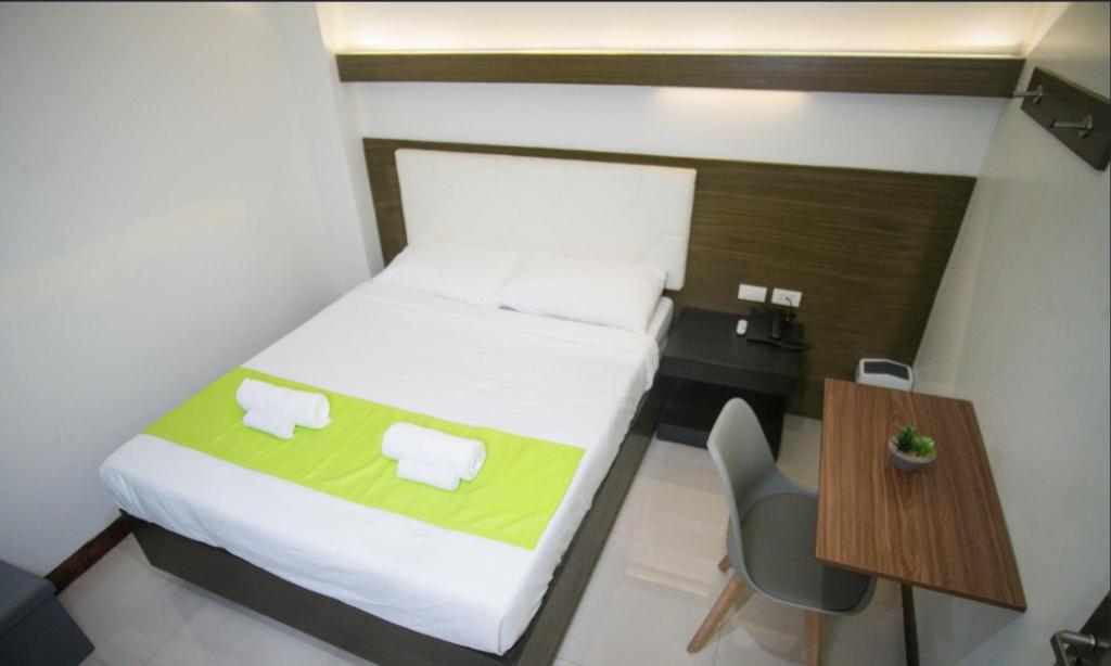 Postel nebo postele na pokoji v ubytování Benrose Hotel