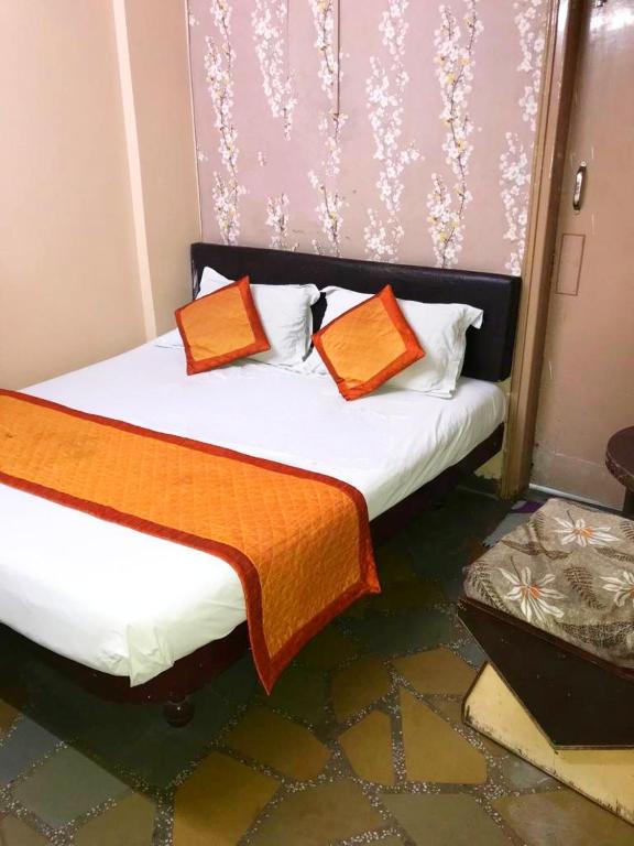Postel nebo postele na pokoji v ubytování Kailash Hotel