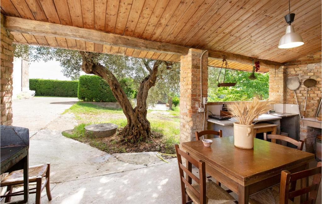 patio ze stołem i drzewem w obiekcie Stunning Home In San Marco Argentano w mieście San Marco Argentano
