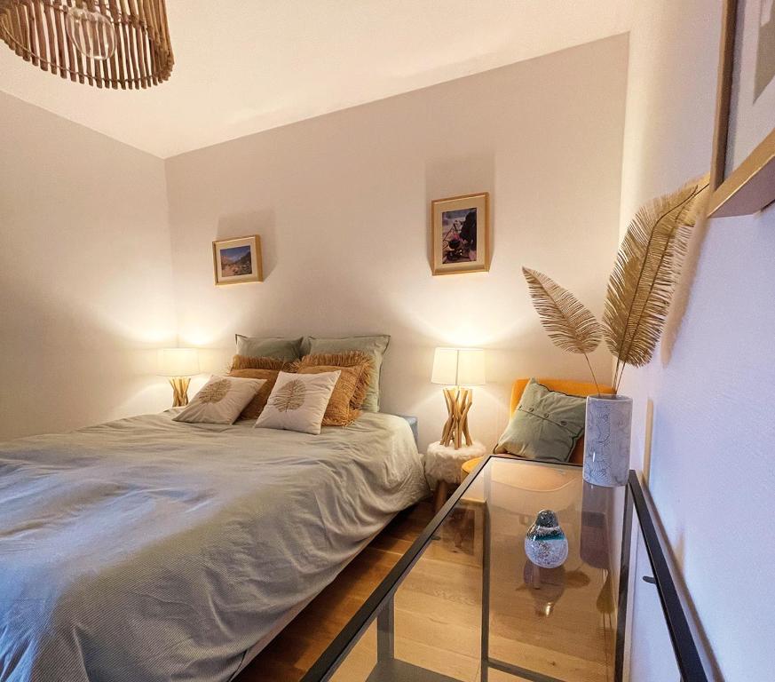 Postel nebo postele na pokoji v ubytování Chambres d'hôtes Saint-Hélen