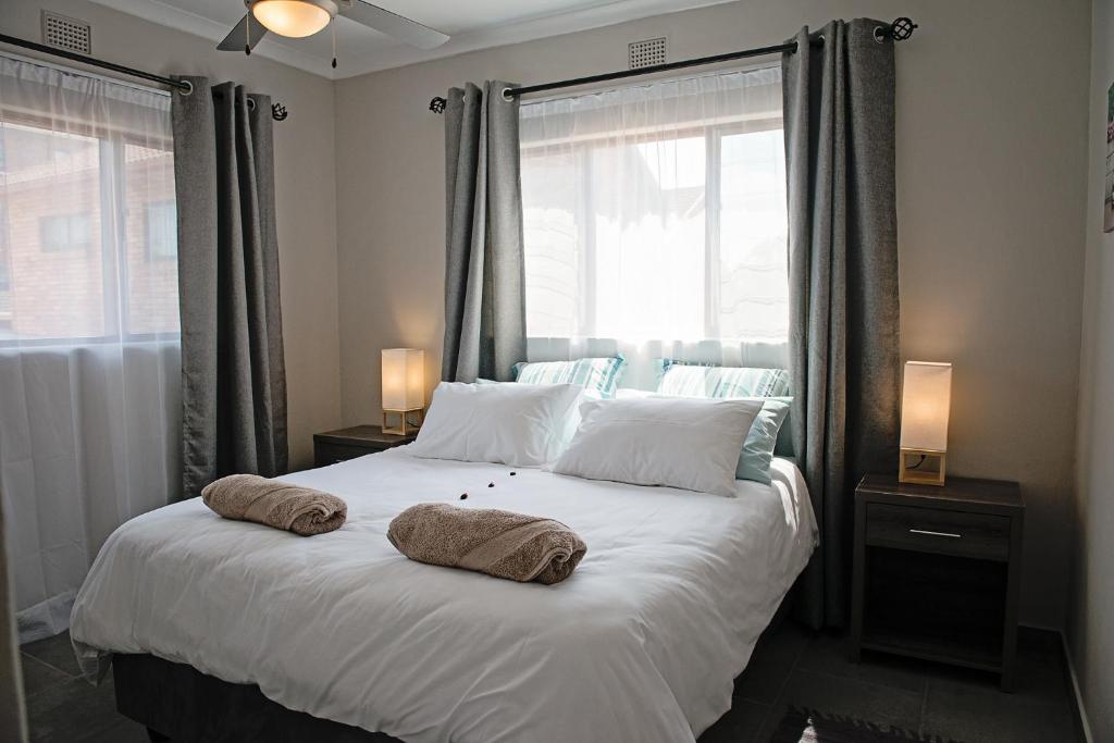 1 dormitorio con 1 cama grande y 2 almohadas en Uitspan, en St Lucia
