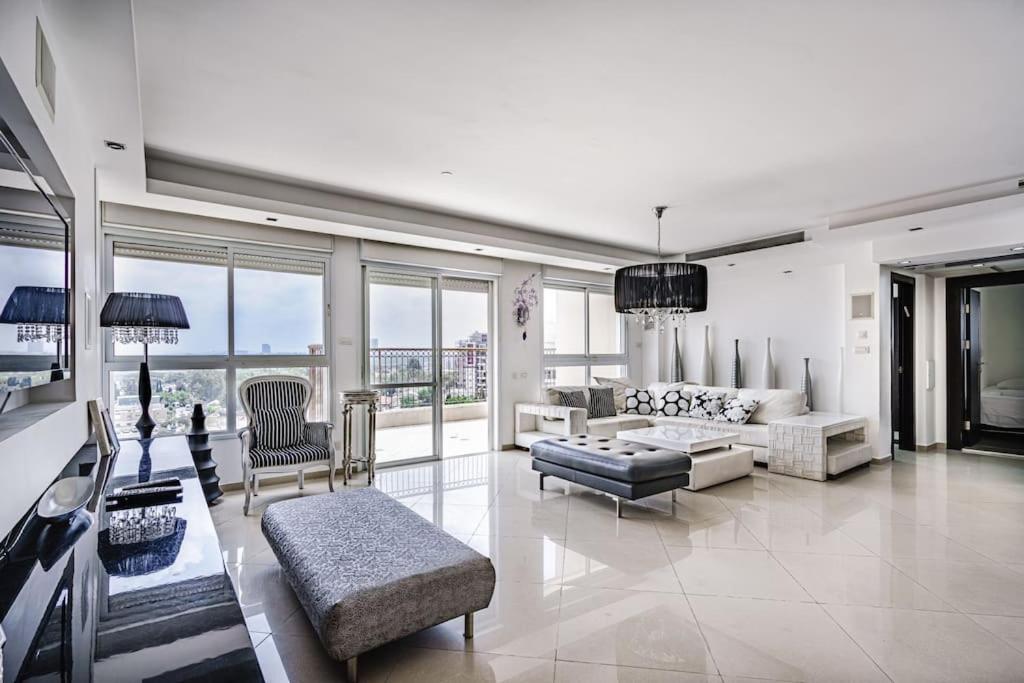 un ampio soggiorno con divano e sedie di Duplex Penthouse 3BR Asirey Tsyon By Holiday-rentals a Tel Aviv