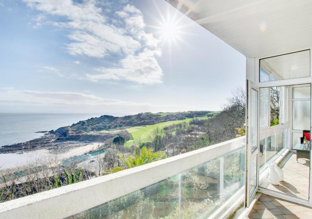 vistas al océano desde el balcón de una casa en Woodridge Court, en Newton