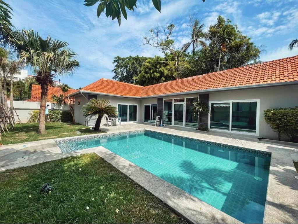 - une piscine dans l'arrière-cour d'une maison dans l'établissement Pool villas with big garden and near Jomtien beach 600 meters, à Jomtien Beach