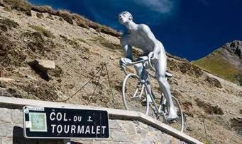 una estatua de un hombre en una bicicleta en una carretera en Studio Pirineo Frances, en Luz-Saint-Sauveur