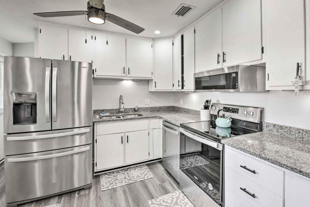 Lovely Fort Walton Beach Home 2 Mi to Shore!, Fort Walton Beach