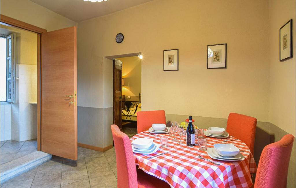 Część wypoczynkowa w obiekcie Cozy Apartment In Carcegna Di Miasino No
