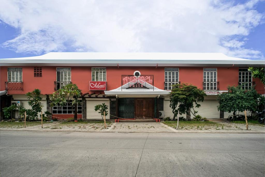 un edificio rojo y blanco con una calle delante en OYO 579 Anisabel Suites, en Davao City