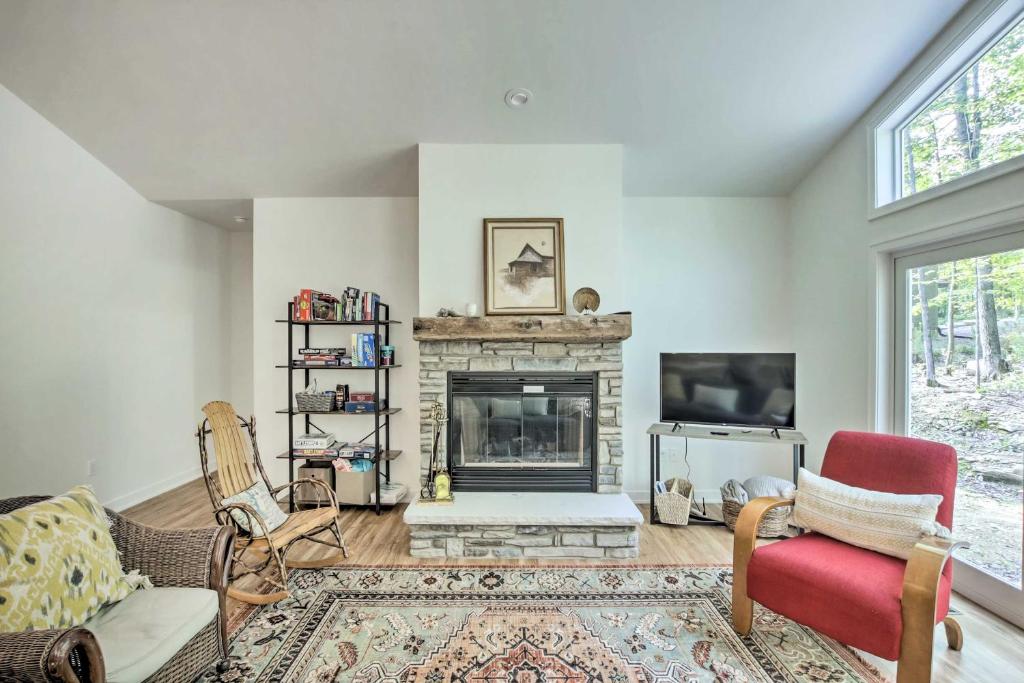 a living room with a fireplace and a tv at Door County Family Home 3 Mi Whitefish Dunes in Sturgeon Bay