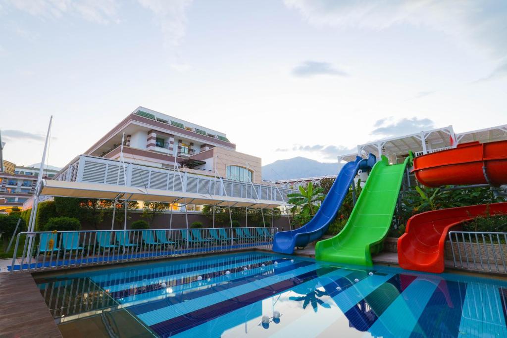 Bazén v ubytování Crystal De Luxe Resort & Spa - All Inclusive nebo v jeho okolí