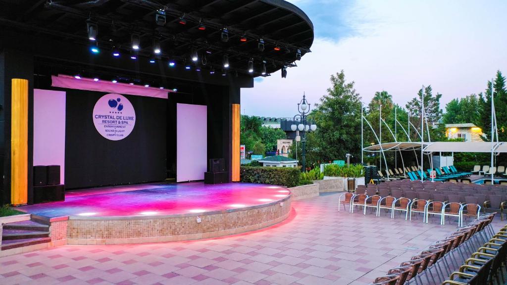 Bazén v ubytování Crystal De Luxe Resort & Spa - All Inclusive nebo v jeho okolí