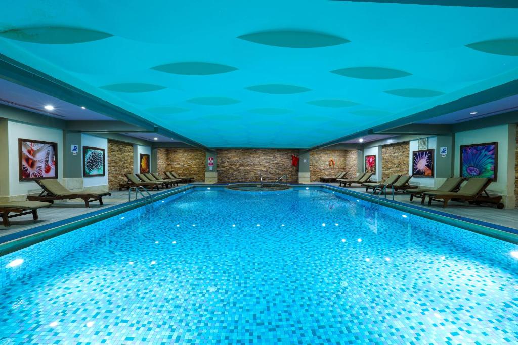 Bazén v ubytování Crystal De Luxe Resort & Spa - All Inclusive nebo v jeho okolí