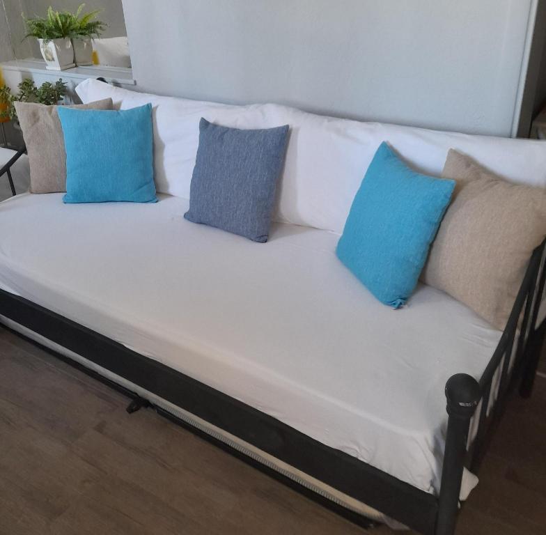 - un lit avec des oreillers bleus et blancs dans l'établissement Sabbia Calda 7, à Perissa