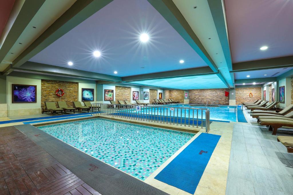 Bazén v ubytování Crystal De Luxe Resort & Spa - All Inclusive nebo v jeho okolí