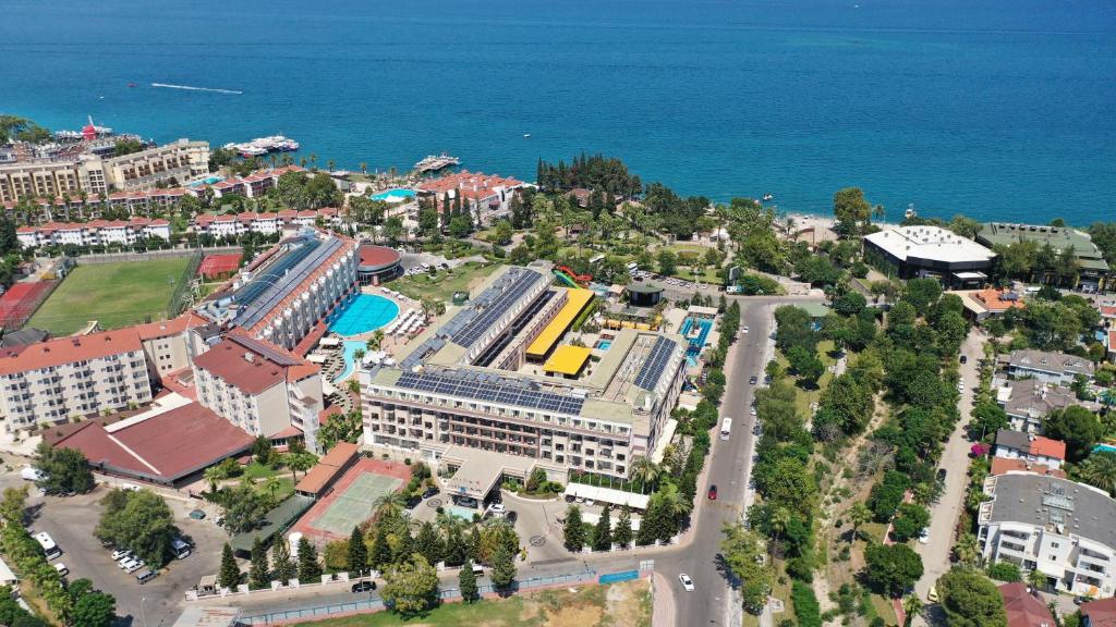 Bazén v ubytování Crystal De Luxe Resort & Spa - All Inclusive nebo v jeho okolí