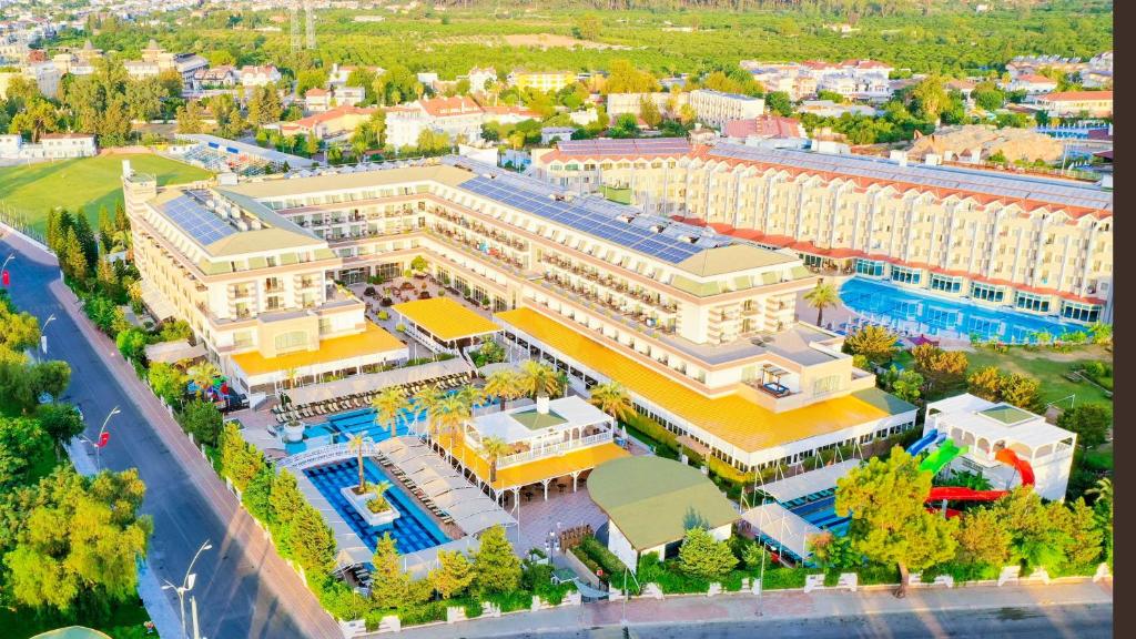 Bazén v ubytování Crystal De Luxe Resort & Spa - All Inclusive nebo v jeho okolí